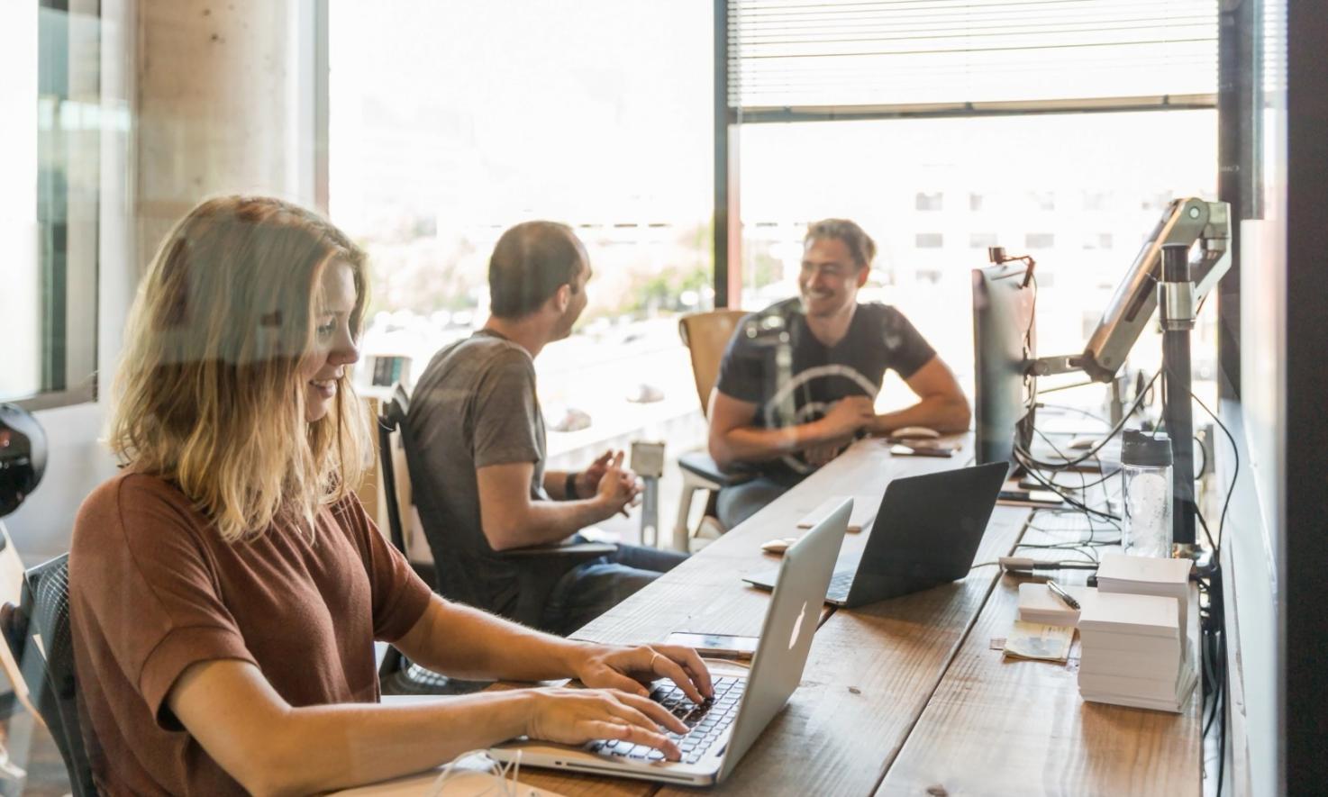 Sesión de formación financiera con metodología práctica